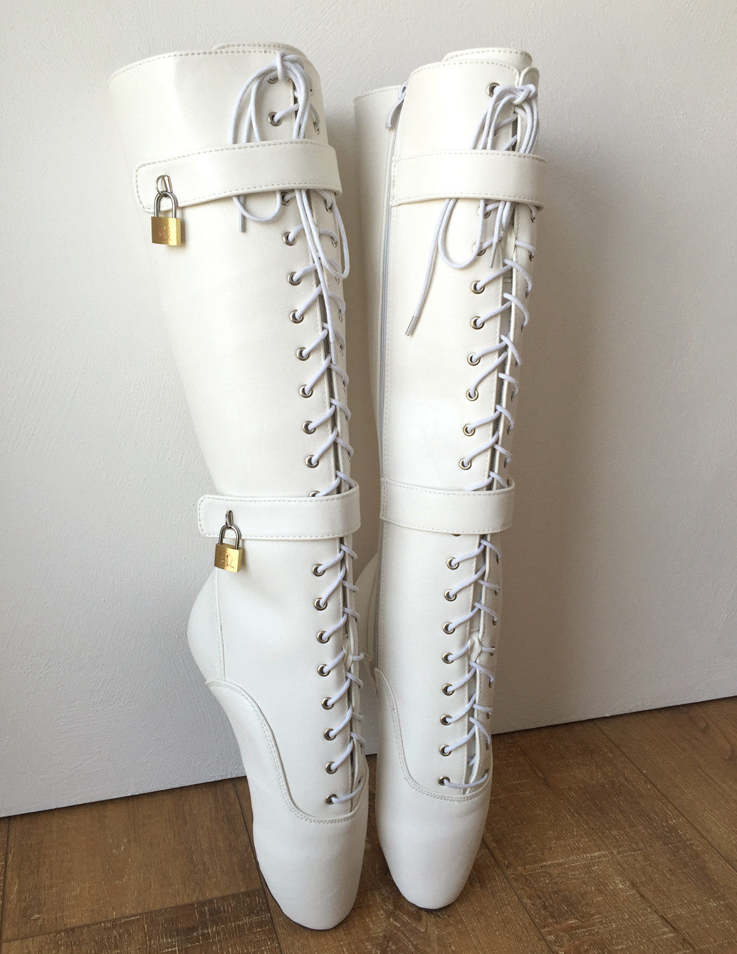 TAAFO QUA Lockable Heelless Lace Up Knee Ballet Fetish Boots 4 Padlock White Matte
