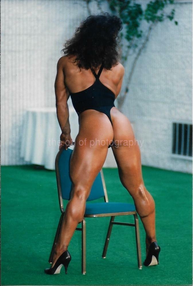 Pretty Woman FOUND Photo Poster painting Color MUSCLE GIRL Original EN 21 60 E