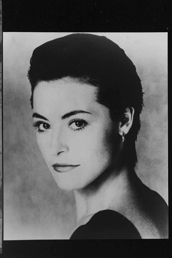 Amanda Donohoe - 8x10 Headshot Photo Poster painting with Resume - Liar, Liar