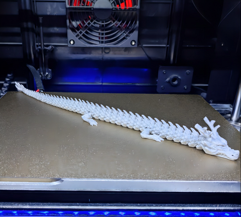 3D打印机刚完成龙模型打印