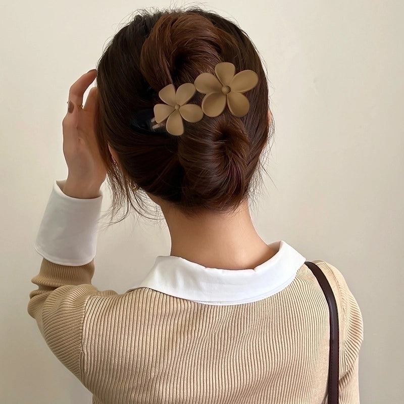 Minimalist Solid Color Flower Plastic Hair Clip