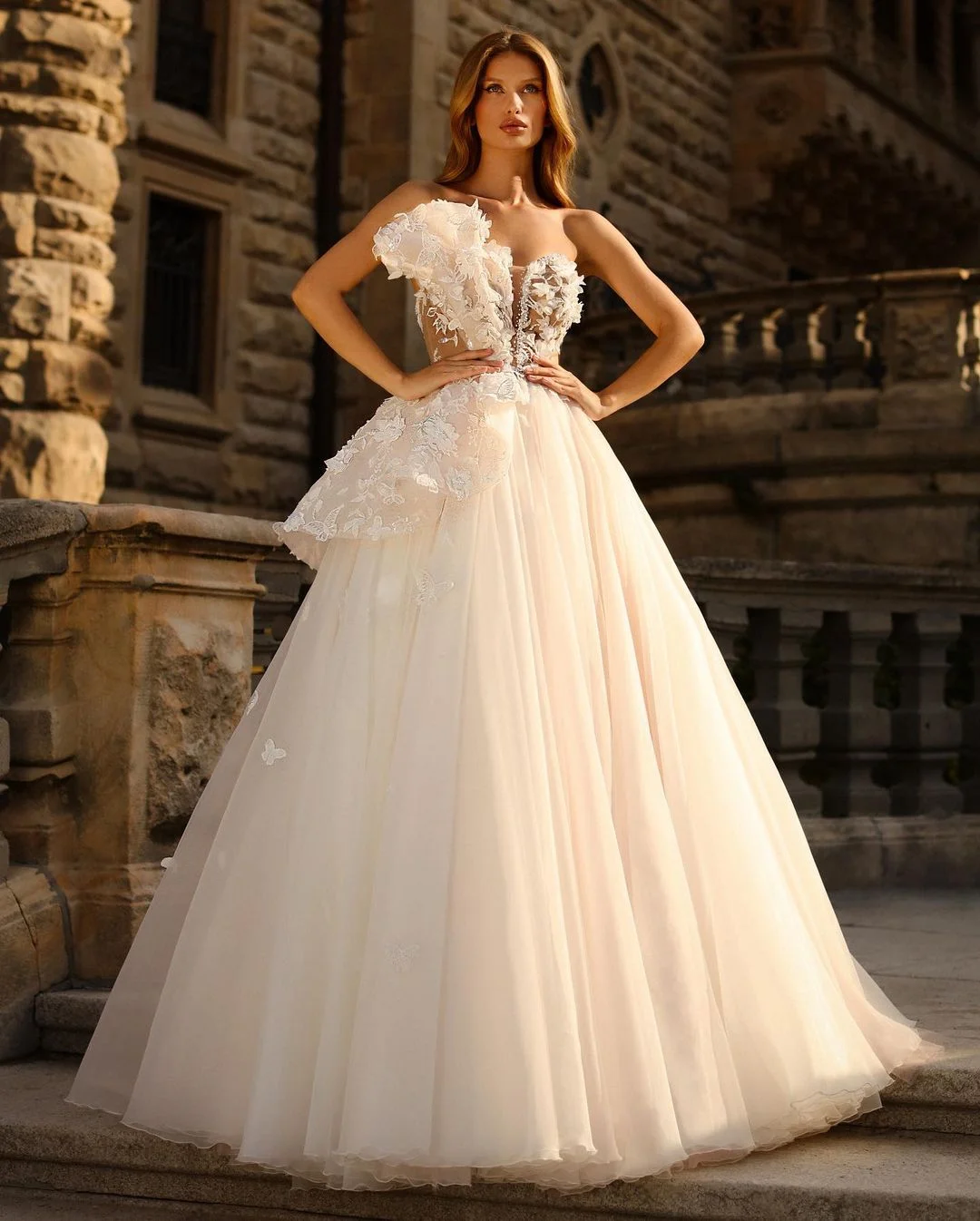 Miabel Fashion Sweetheart Floor-length Princess  Appliques  Backless Wedding Dress With Lace Tulle