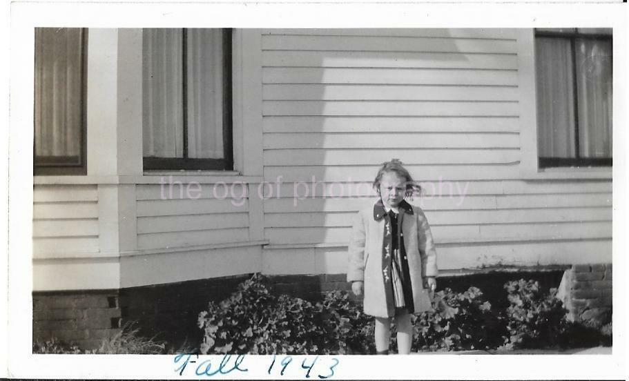 FOUND Photo Poster paintingGRAPH B&W 1940′s GIRL Snapshot LITTLE KID 22 45 V