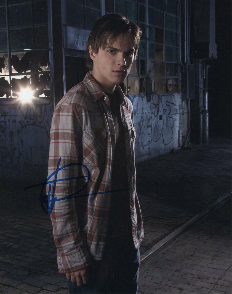 THOMAS DEKKER SIGNED AUTOGRAPH 8X10 Photo Poster painting - JOHN CONNOR TERMINATOR CHRONICLES