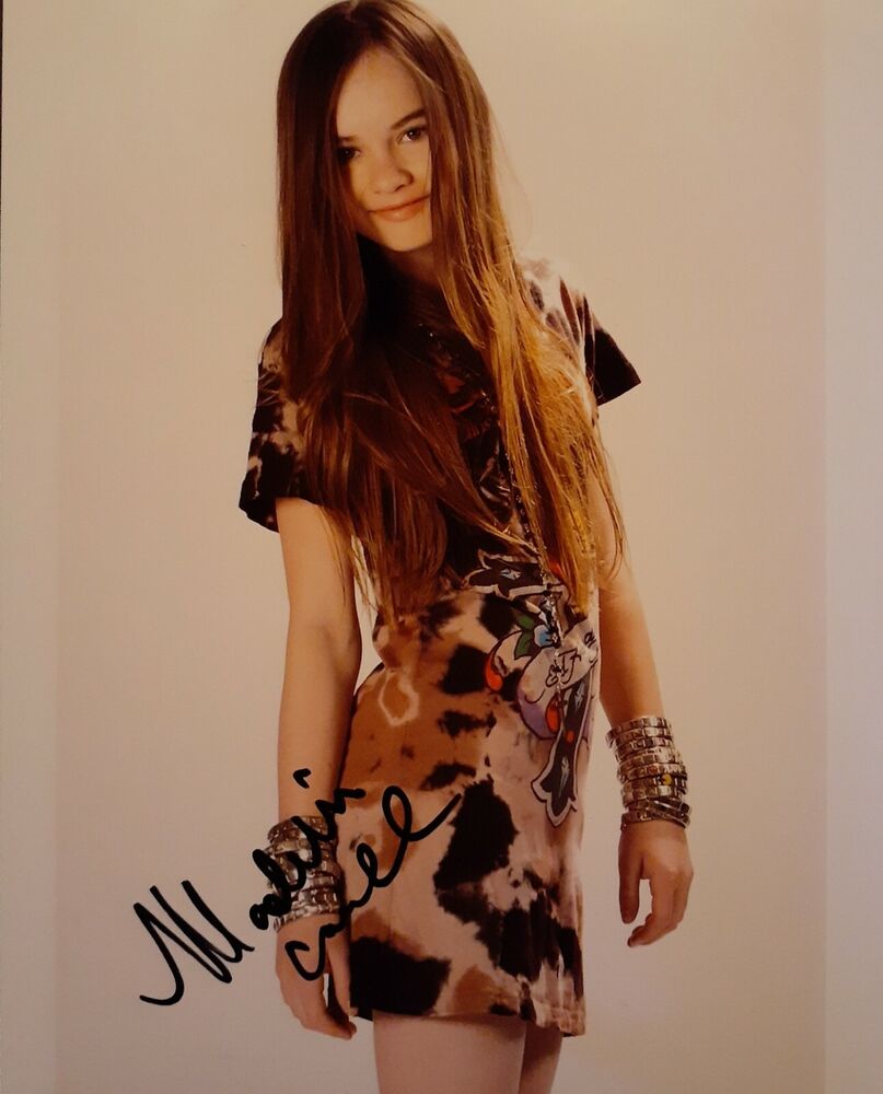 Madeline Carroll signed 8x10