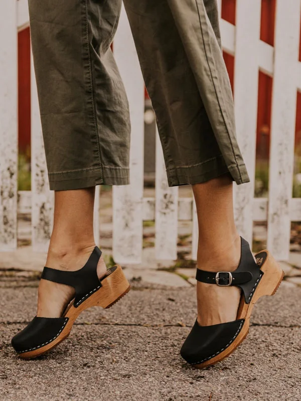 Mid-heel platform toe cap buckle sandals