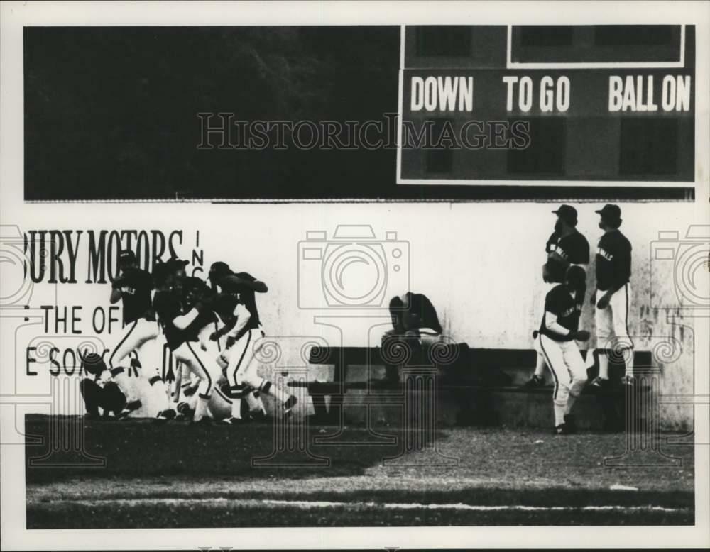 Press Photo Poster painting Pitchers in a baseball bullpen scatter to avoid a foul ball