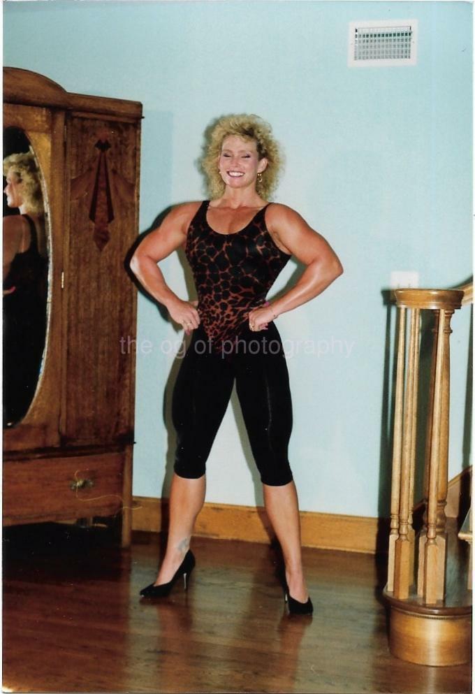 Muscle Girl FOUND Photo Poster paintingGRAPH Color LORI FETRICK Portrait PRETTY WOMAN 21 41 J