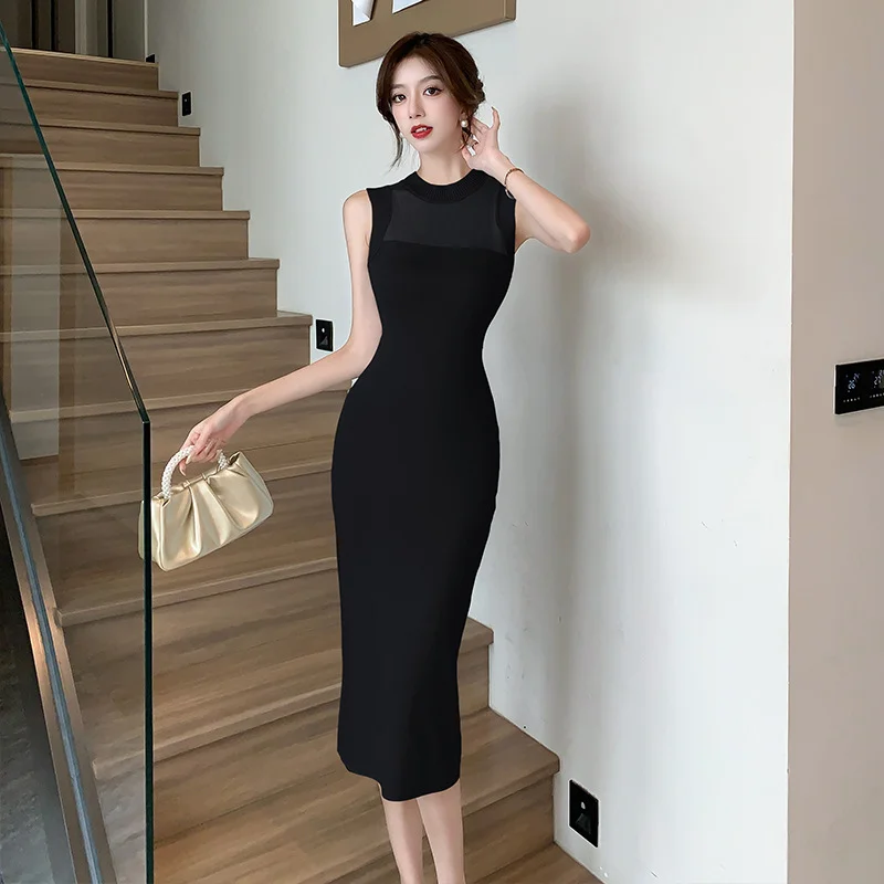 Ueong Woman In A Sleeveless Knitted Dress Is Slim And Slim In Summer.