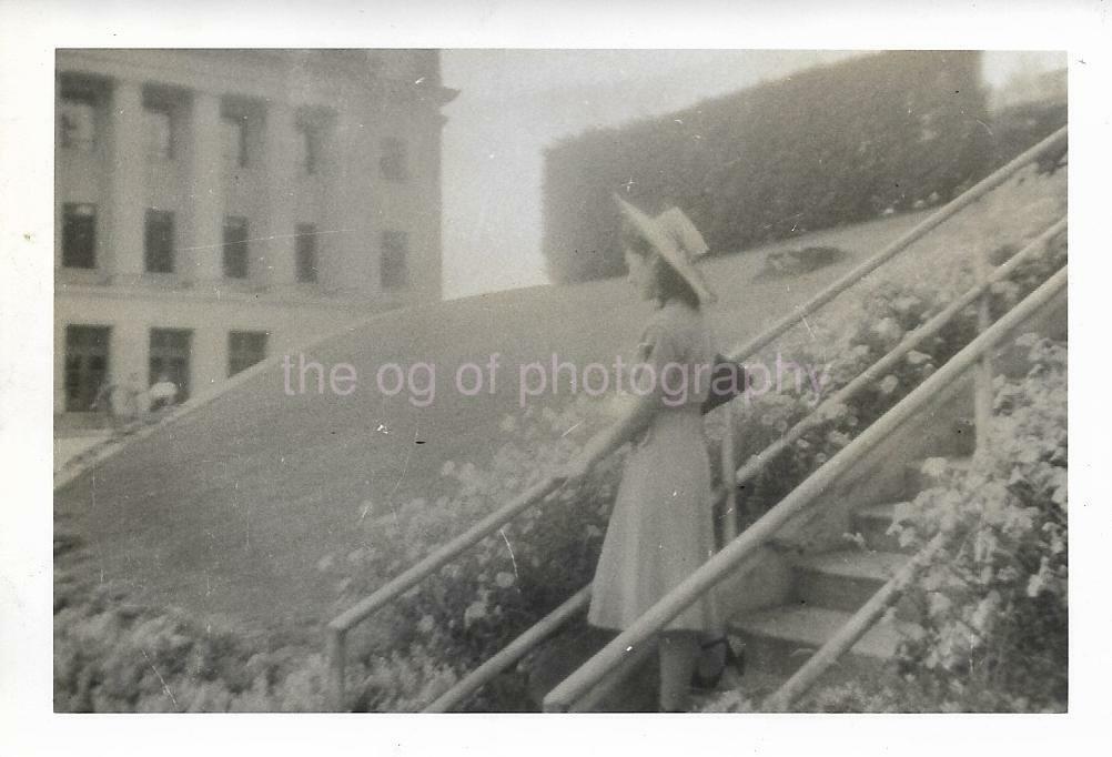 A WOMAN ON THE STEPS 1940s FOUND Photo Poster painting bwOriginal Snapshot 98 19