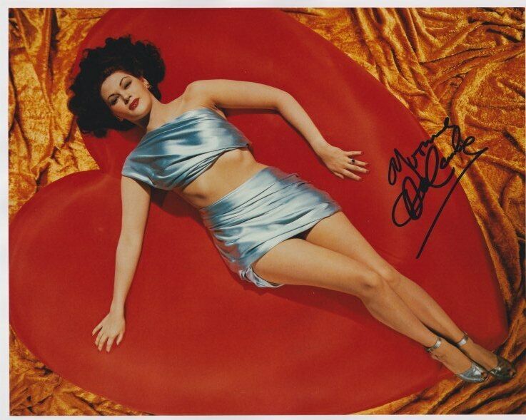 Yvonne De Carlo signed 8x10 Photo Poster painting In-person