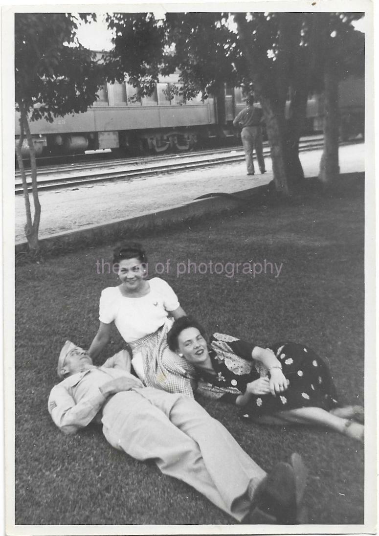 REST AND RELAXATION 1940's b + w FOUND Photo Poster painting Original Snapshot WOMEN Man D 02 9