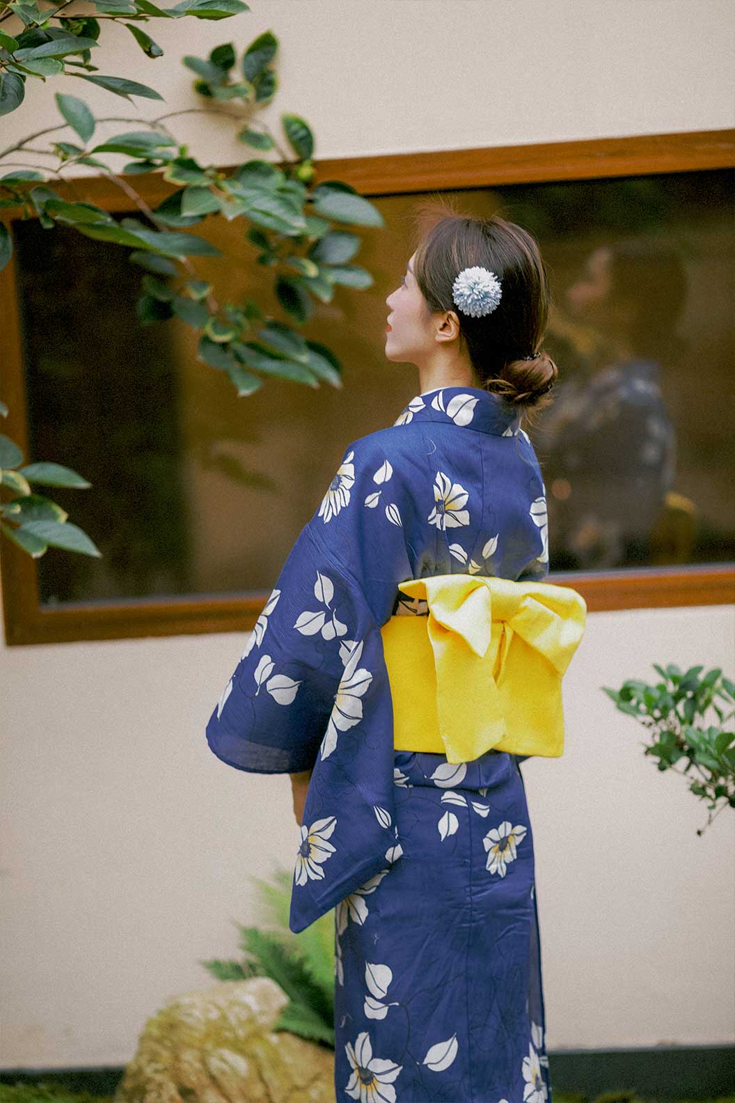 Yukata Kimono with Navy Blue Robe and Small Flowers - はなびたいかい Stupa Stones