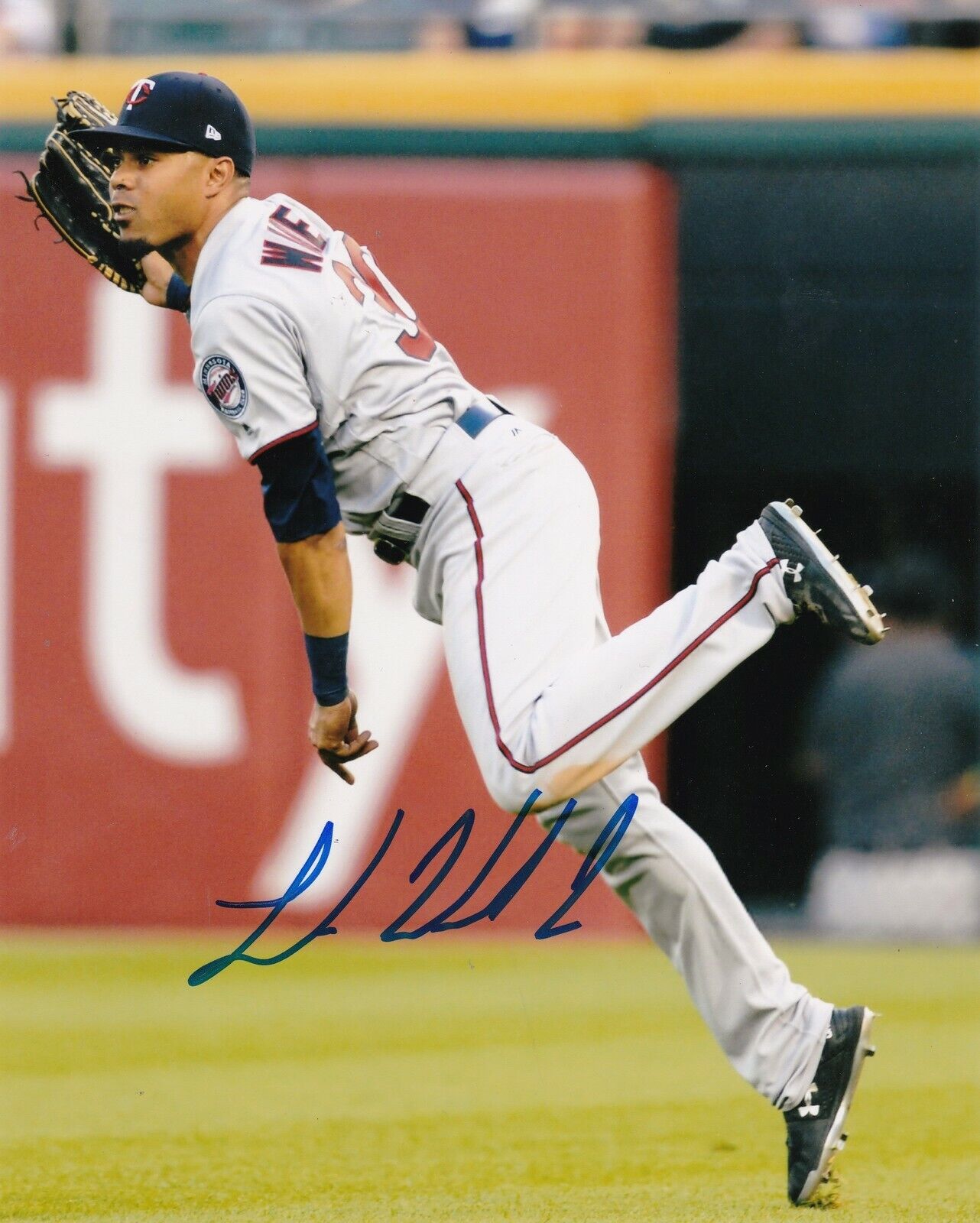 LAMONTE WADE MINNESOTA TWINS ACTION SIGNED 8x10