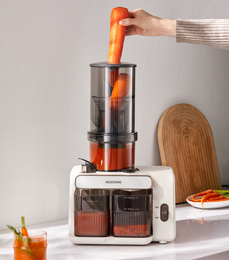 يمكن للعصارة المزودة بفتحة تغذية أوسع بمقدار 12 سم استيعاب قطع أكبر من الطعام، مما يلغي الحاجة إلى تقطيع الفواكه والخضروات، ويمكنها استخلاص العصير بسرعة