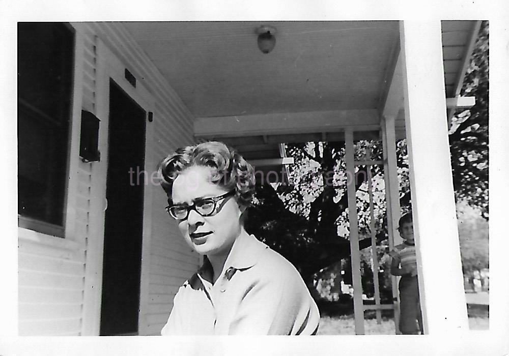 Vintage FOUND Photo Poster paintingGRAPH Black And White Original WOMAN Snapshot 06 20 ZZ