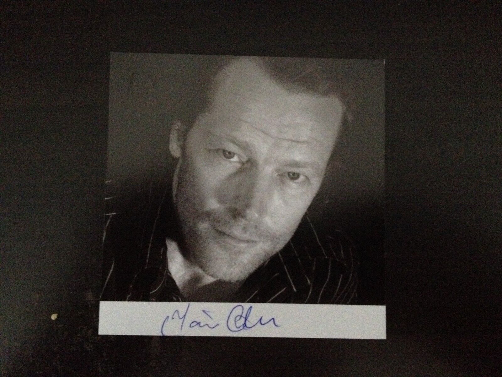 IAIN GLEN - DOWNTON ABBEY ACTOR - EXCELLENT SIGNED Photo Poster paintingGRAPH