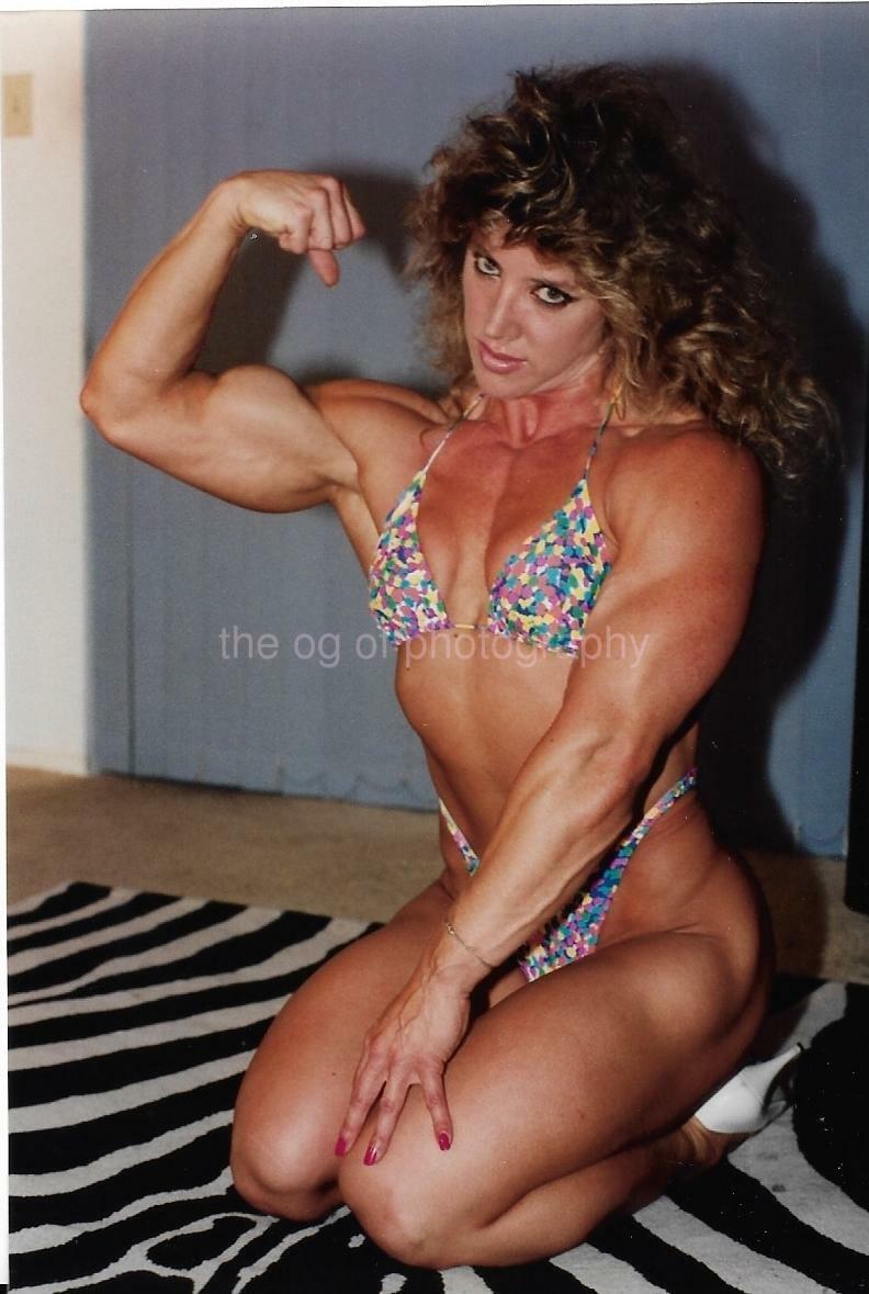 FEMALE BODYBUILDER 80's 90's FOUND Photo Poster painting Color MUSCLE GIRL Original EN 17 33 S