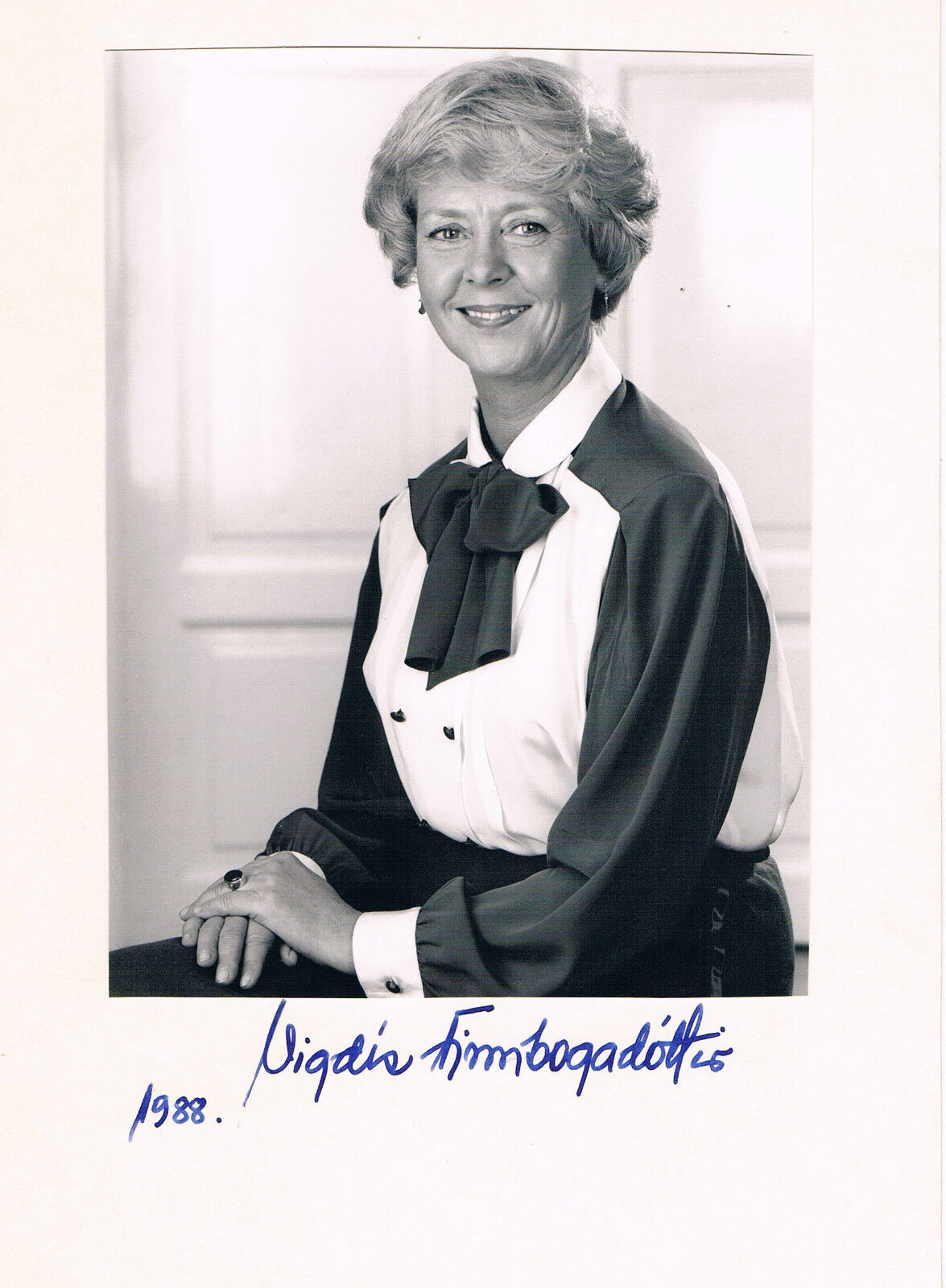 Iceland President Vigdís Finnbogadóttir 1930- signed card 6x8