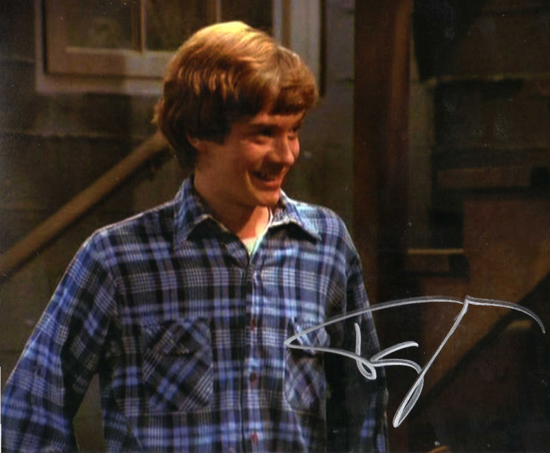 TOPHER GRACE SPIDERMAN 70'S SHOW SIGNED 8X10 PICTURE 4