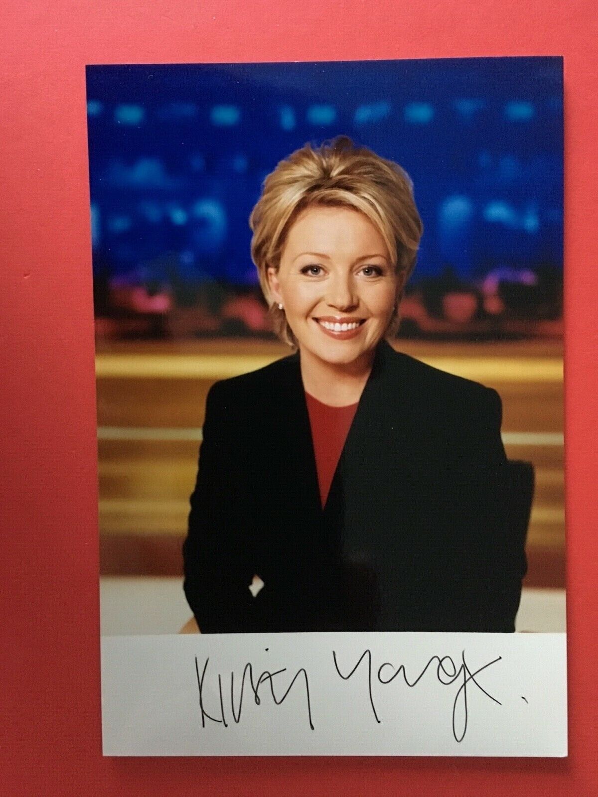 KIRSTY YOUNG - ATTRACTIVE NEWS PRESENTER - EXCELLENT SIGNED Photo Poster paintingGRAPH