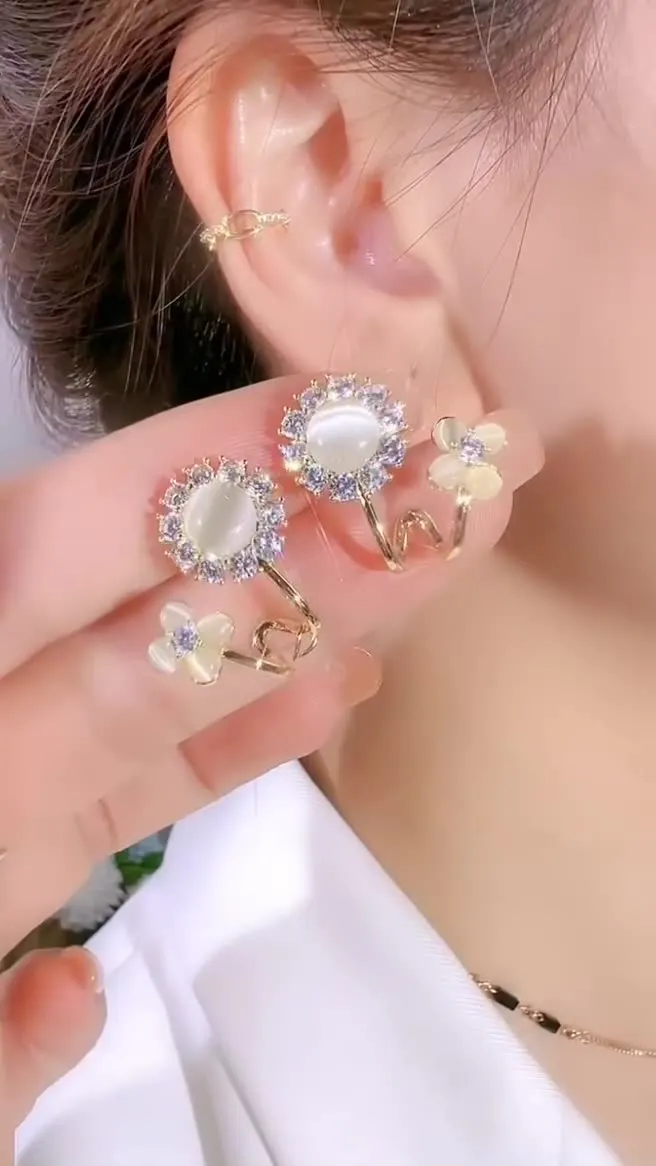 Fashionable and high-end cat's eye flower earrings A Pair