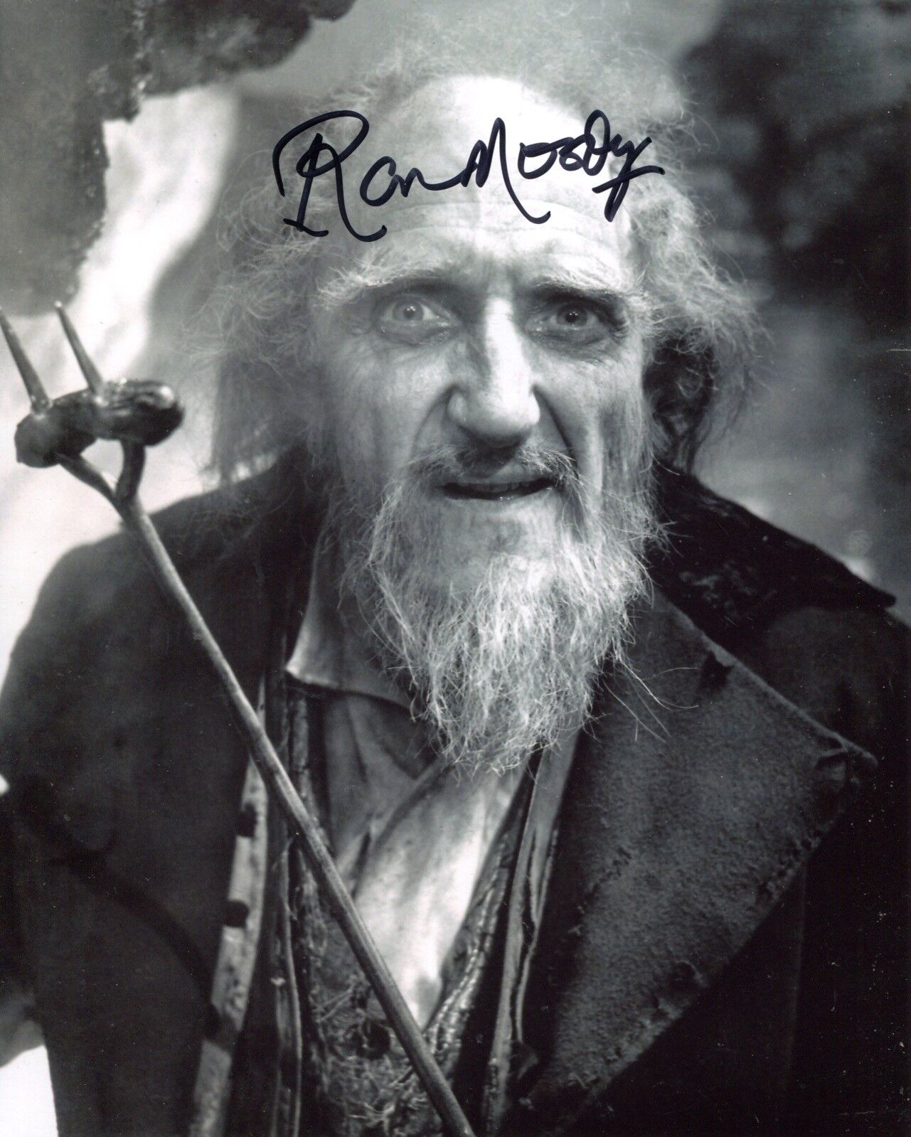 Actor RON MOODY signed OLIVER! as Fagin movie 8x10 Photo Poster painting UACC DEALER