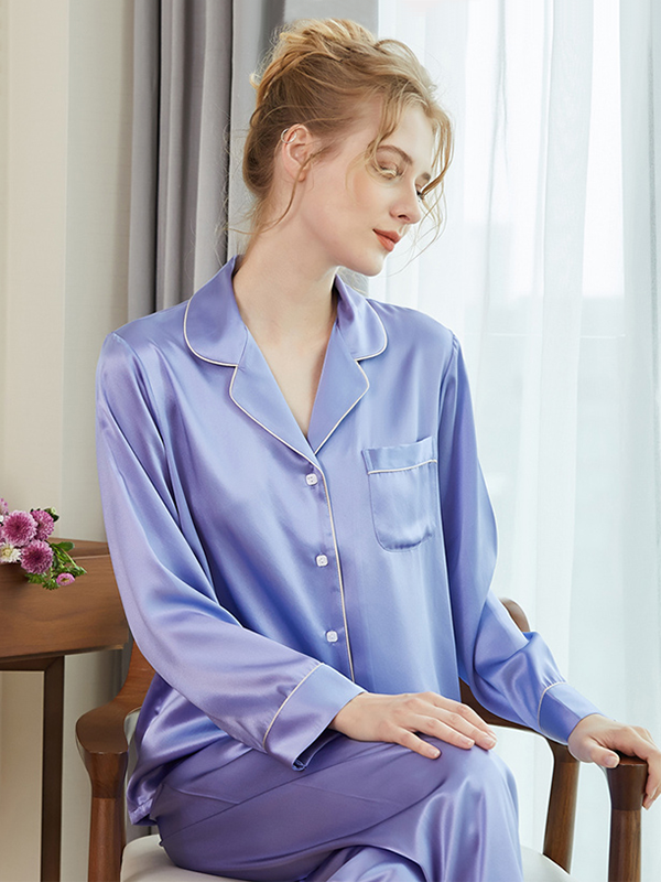 19 MOMME Pyjama en soie classique manches longues à boutons carrés Violet claire