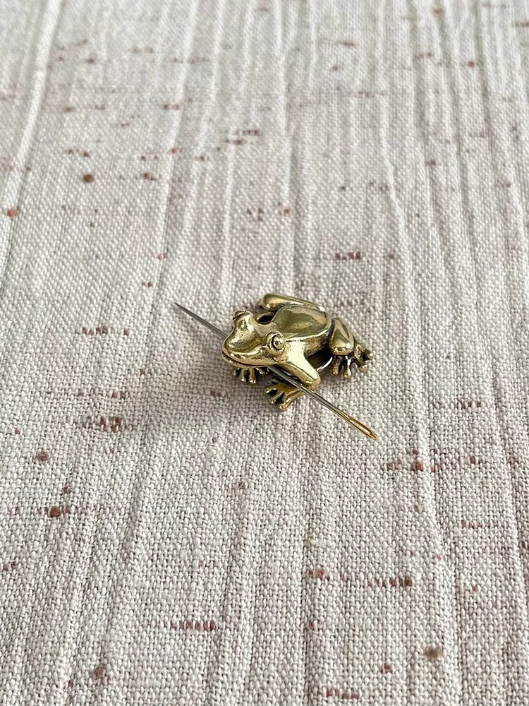 Mini Brass Frog Needle Minder Needle Nanny for Embroidery