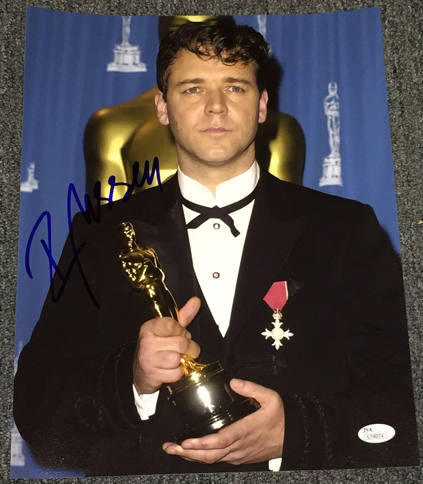 RUSSELL CROWE SIGNED AUTOGRAPH CLASSIC OSCARS TROPHY POSE 11X14 Photo Poster painting JSA L74074