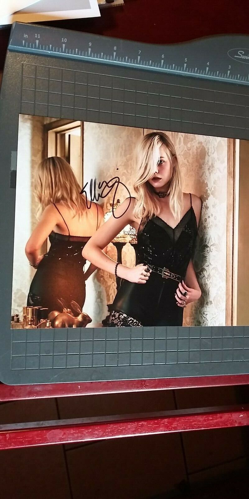 Elle Fanning signed 8x10