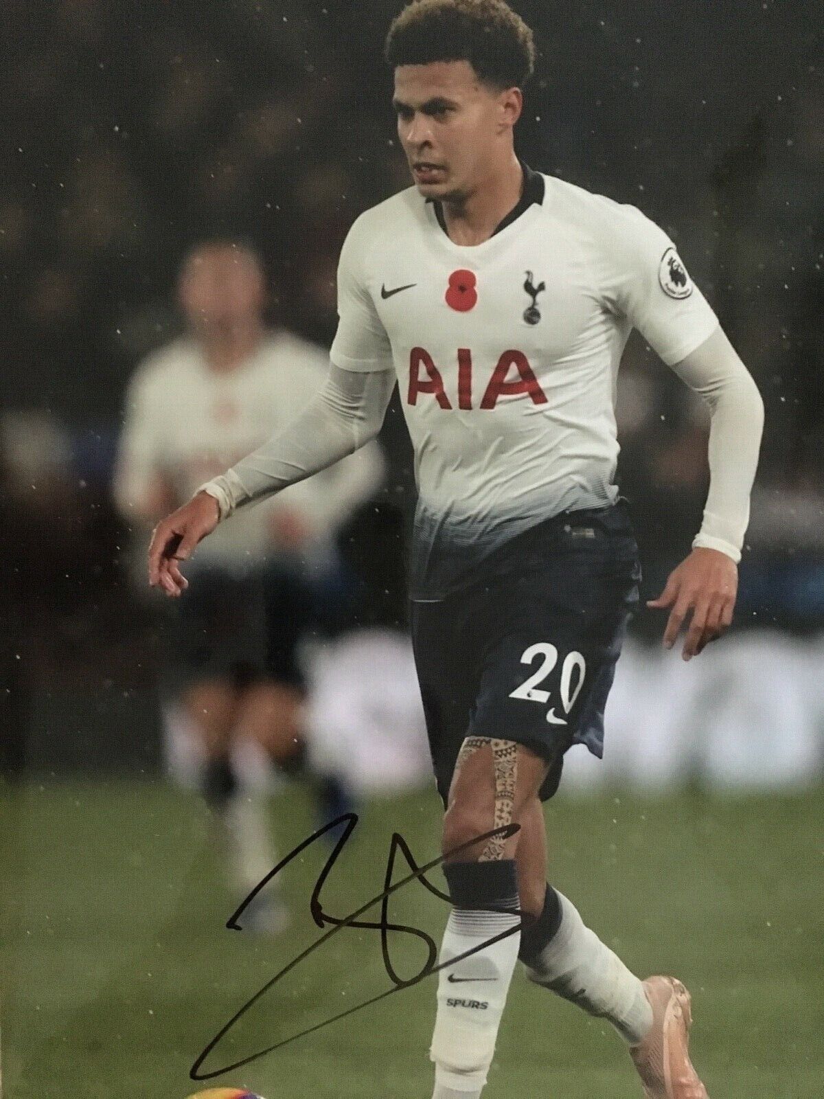 DELE ALLI - TOTTENHAM HOTSPUR FOOTBALLER - SUPERB SIGNED Photo Poster paintingGRAPH