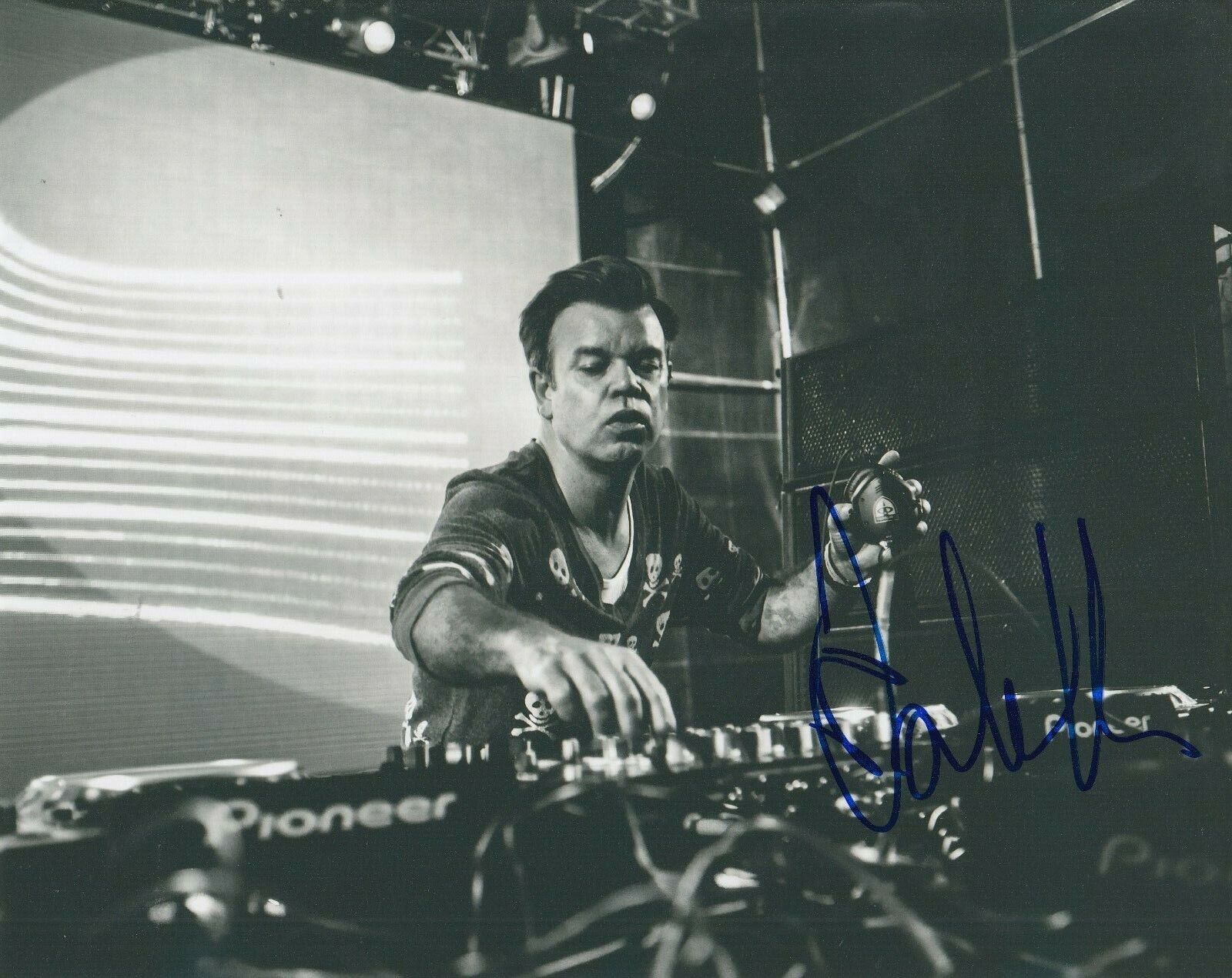 PAUL OAKENFOLD signed (3 X GRAMMY NOMINEE DJ) Perfecto music 8X10 Photo Poster painting W/COA #3