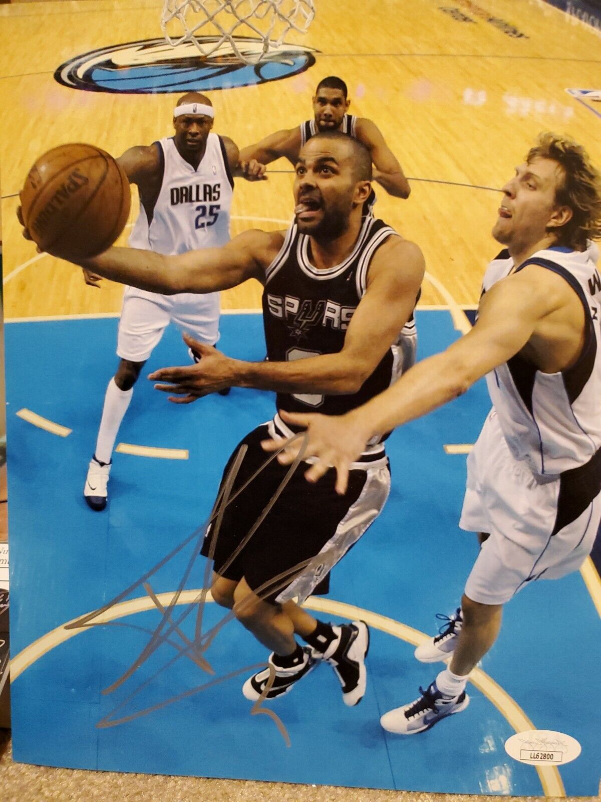 TONY PARKER Signed San Antonio SPURS 8X10 Photo Poster painting with JSA LL62800 COA