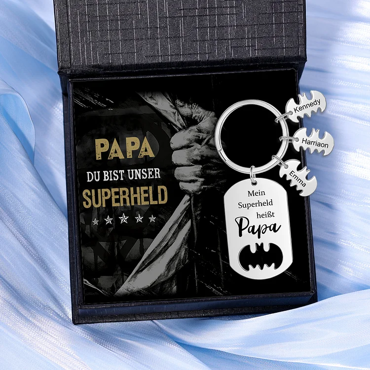 Personalisierbare 3 Namen Unser Superheld heißt Papa Batman Schlüsselanhänger-Geschenk mit Nachrichtenkarte