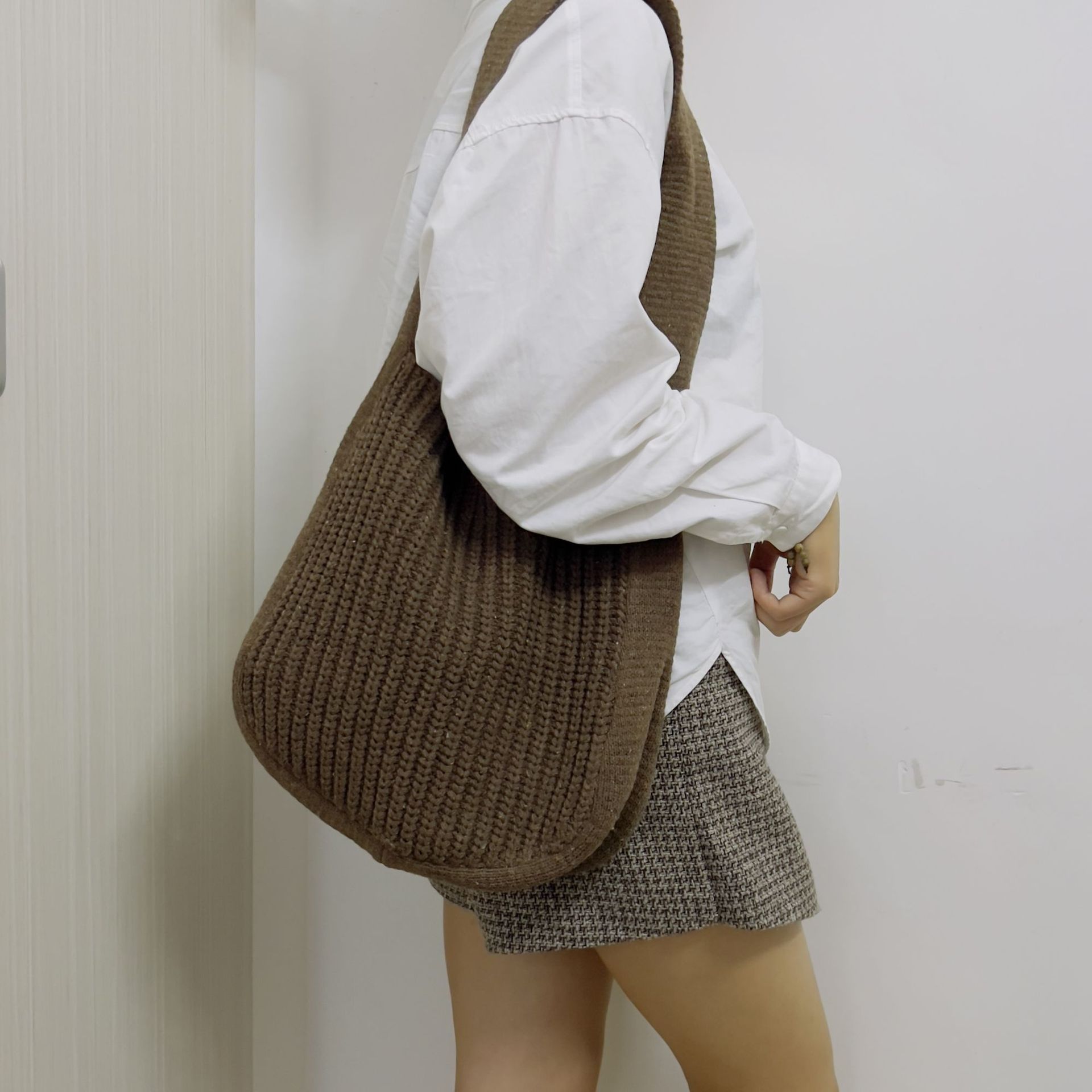 Women's large capacity knitted shoulder bag
