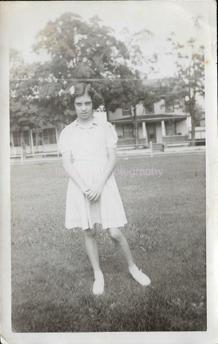 Found ANTIQUE Photo Poster paintingGRAPH bw YOUNG GIRL ON SUMMER DAY Original JD 110 12 U