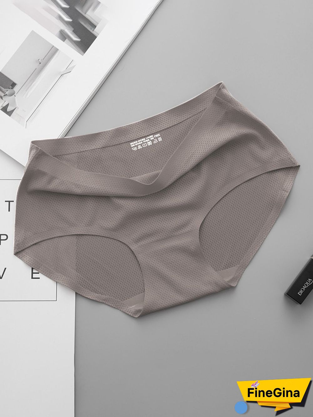 Women's Breathable Ice Silk Seamless Briefs One Piece Cotton Bottom Crotch Mid Waist Panties Plus Size