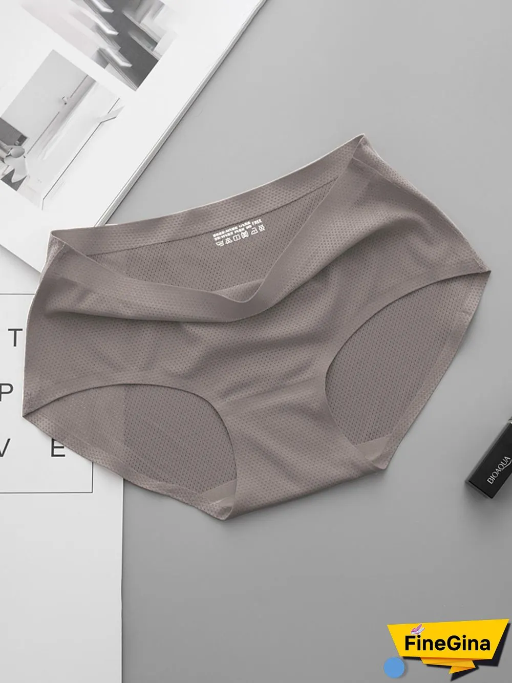Women's Breathable Ice Silk Seamless Briefs One Piece Cotton Bottom Crotch Mid Waist Panties Plus Size