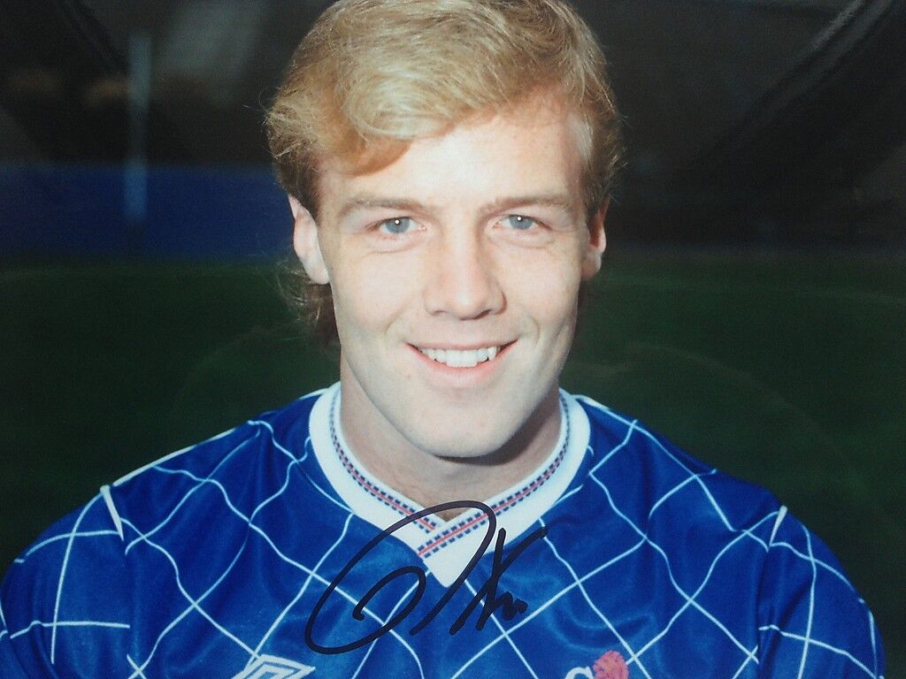 KERRY DIXON - CHELSEA LEGEND - BRILLIANT SIGNED COLOUR Photo Poster paintingGRAPH