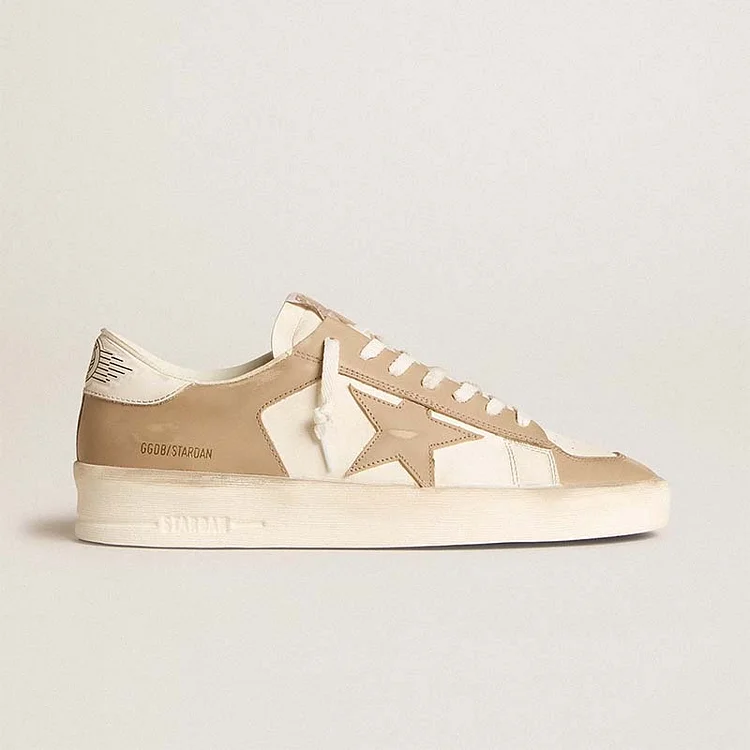 Golden Goose Stardan de hombre en piel blanca y beige con estrella beige y refuerzo del talón blanco