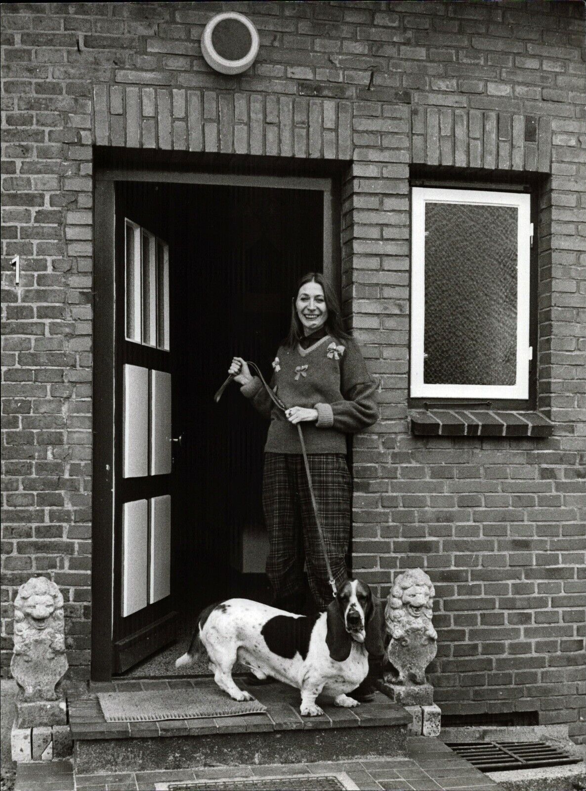 Helga Feddersen With Dog - Vintage Press Photo Poster painting Norbert Unfried (U-7727