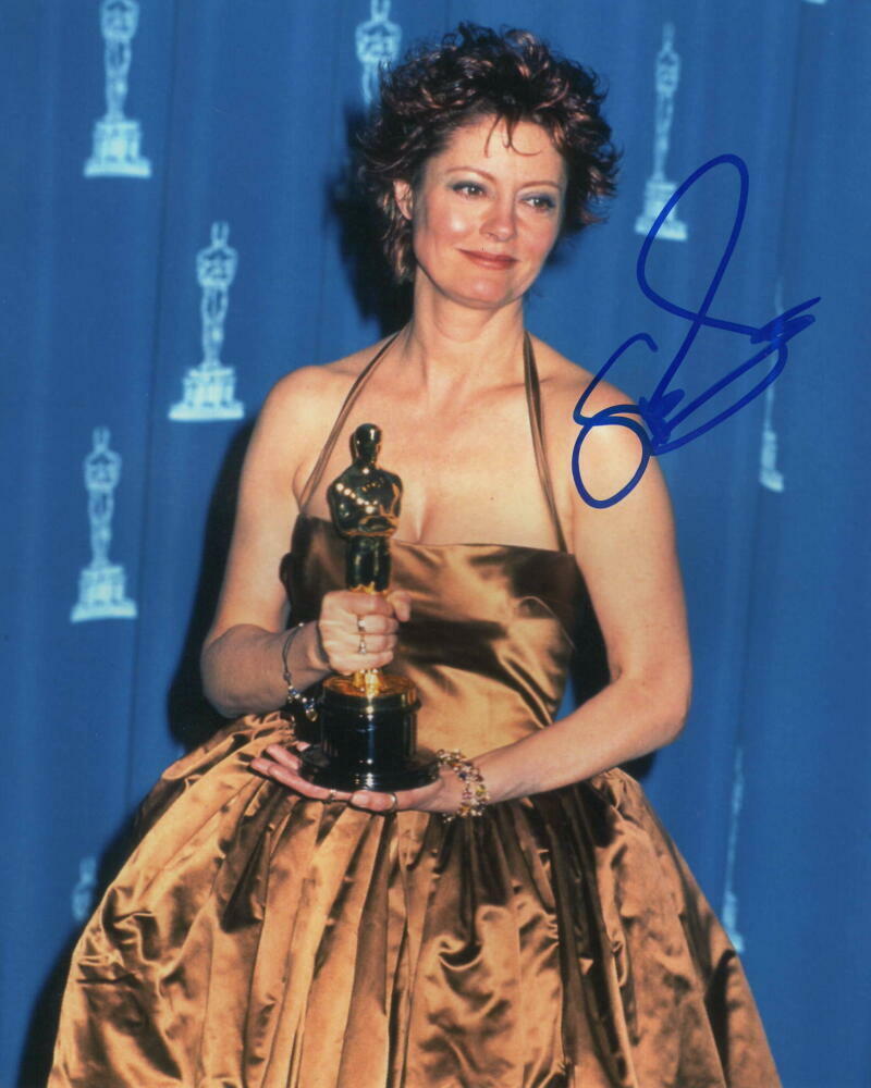 SUSAN SARANDON SIGNED AUTOGRAPH 8X10 Photo Poster painting - DEAD MAN WALKING HOLDING HER OSCAR