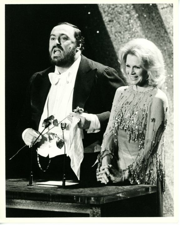 Pavarotti and Angie Dickinson Original 8x10 Press Photo Poster painting