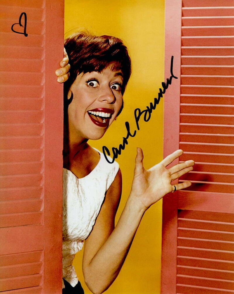 CAROL BURNETT SIGNED AUTOGRAPH 8X10 Photo Poster painting - SHOW, UNIQUE IMAGE, COMEDY LEGEND