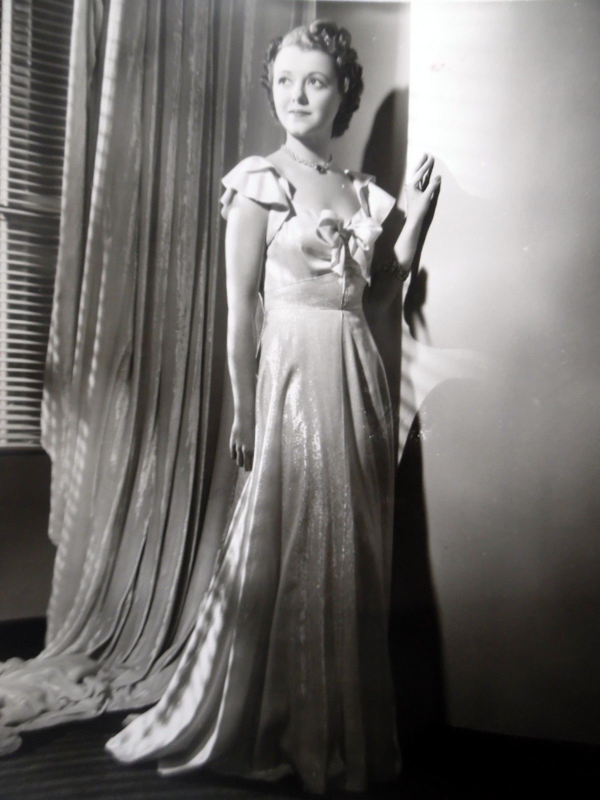 JANET GAYNOR Movie Film 8 x 10 Photo Poster painting A Star Is BORN Fashion GOWN Pose dt171