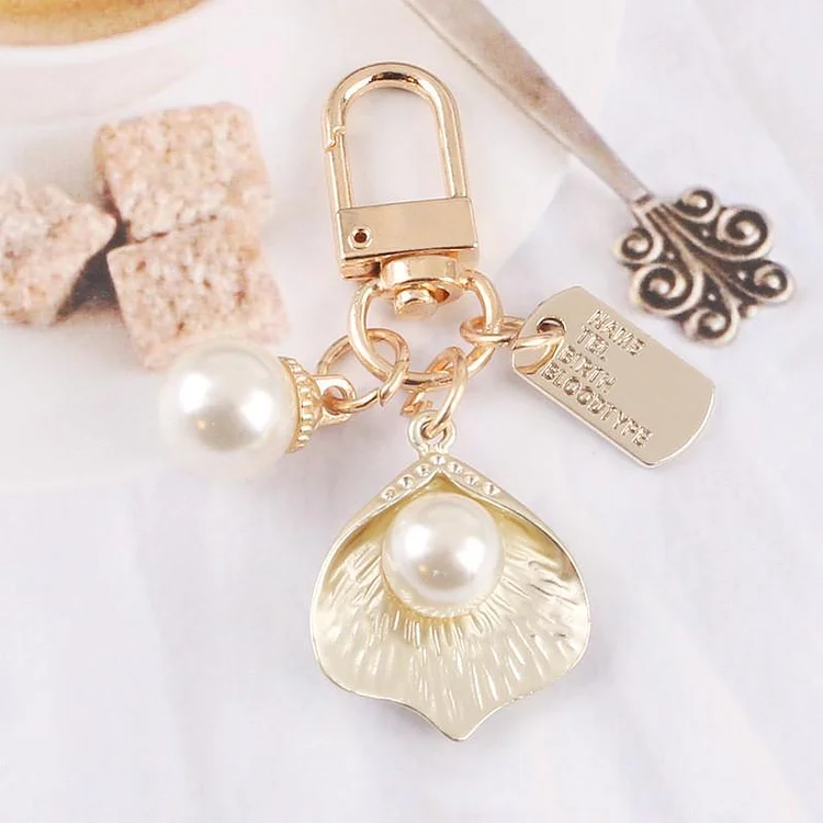 Mori Letter Shell Leaf Keychain