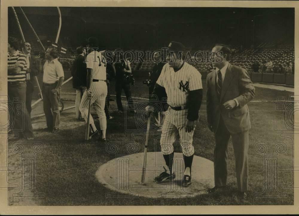 Press Photo Poster painting Yogi Berra of the New York Yankees Baseball Team - lrs15931