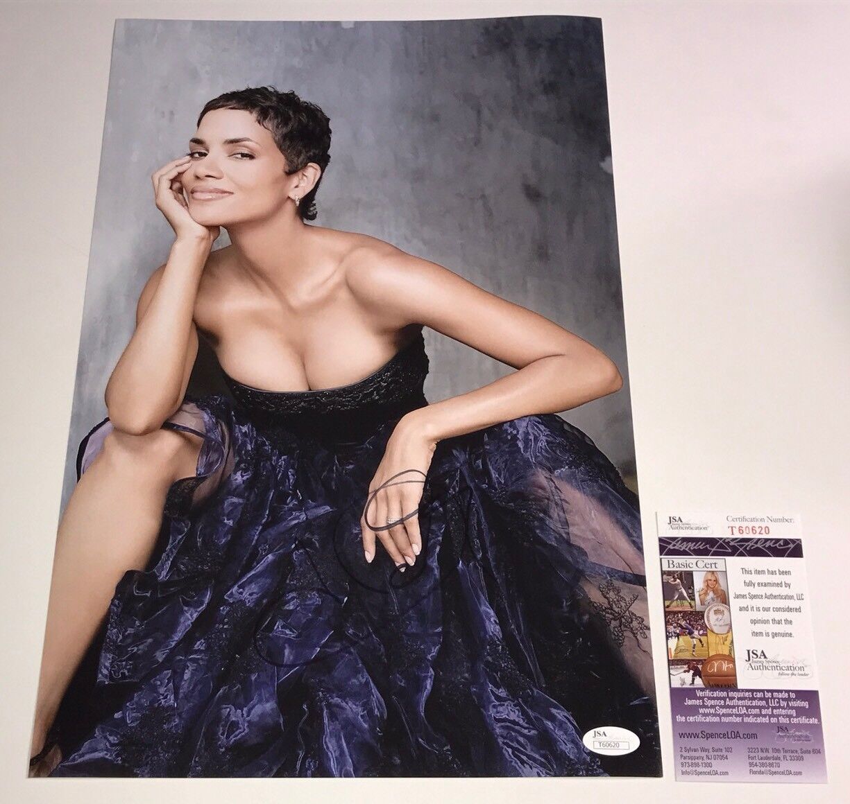 HALLE BERRY Signed SEXY 11x17 Photo Poster painting IN PERSON Autograph PROOF JSA COA