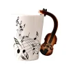 Mug en c&eacute;ramique avec anse en forme d'instrument de musique
